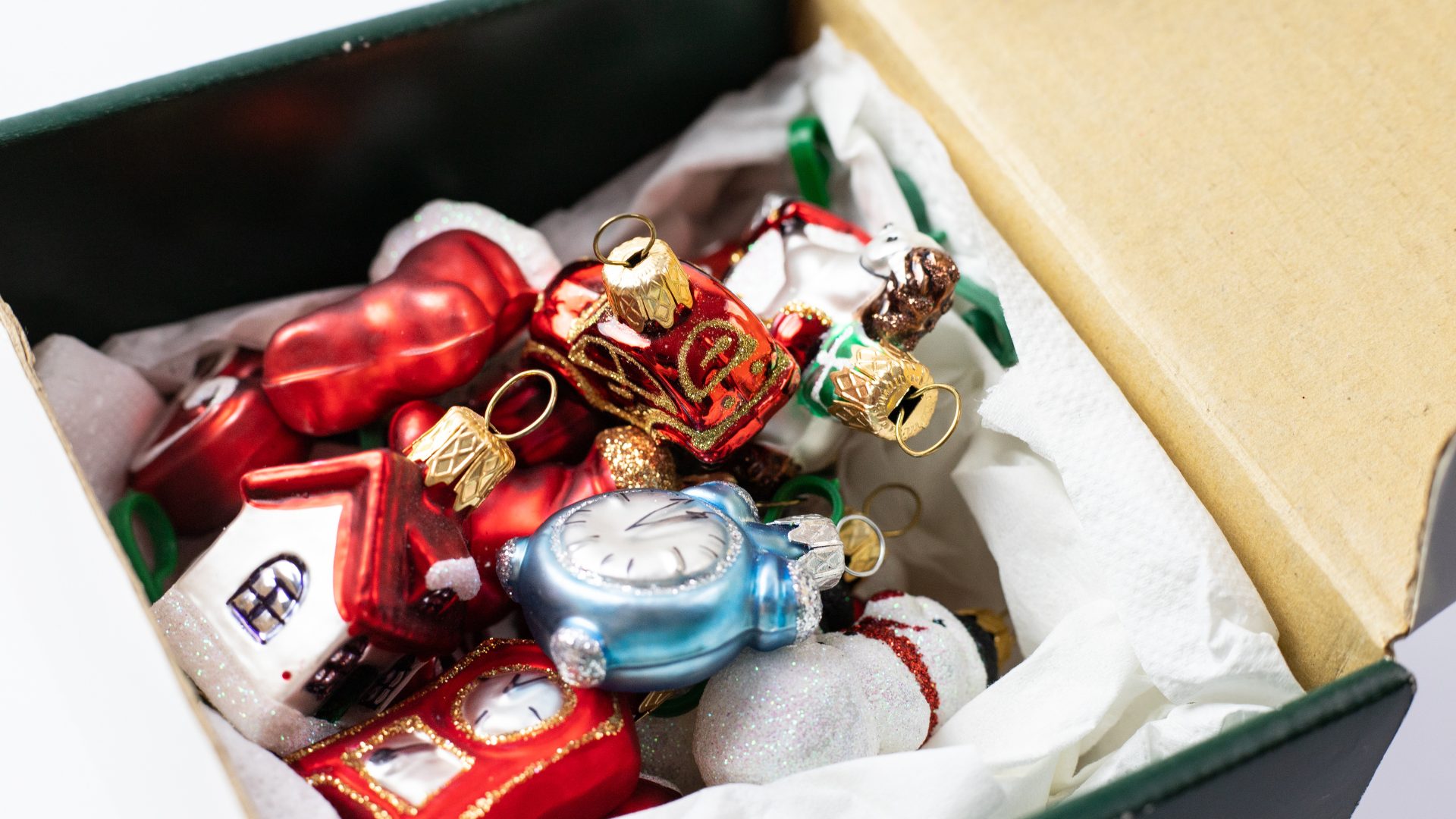 How to Pack and Move Christmas Decorations Safely